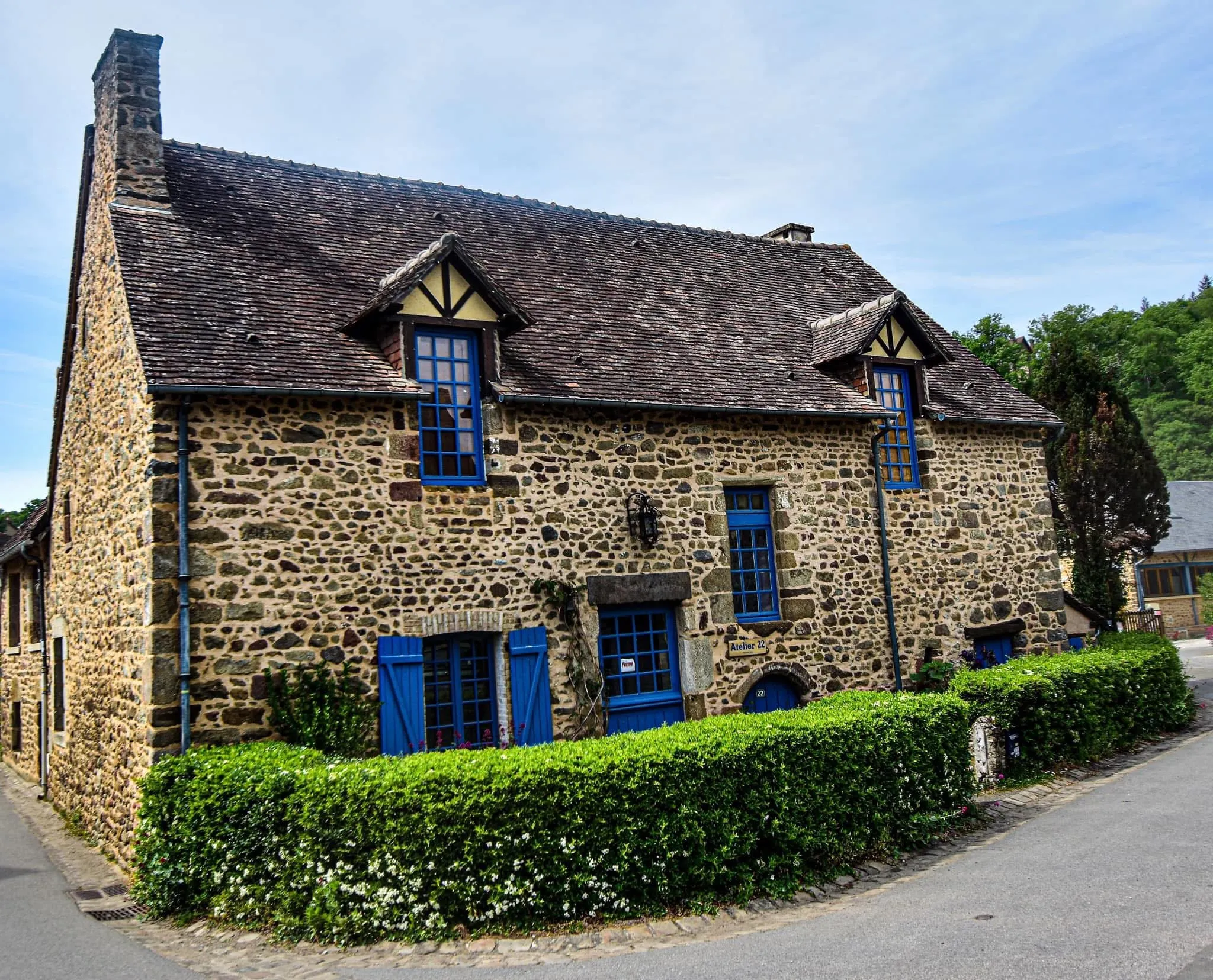Maison typique en pierre à Saint-Céneri-le-Gérei