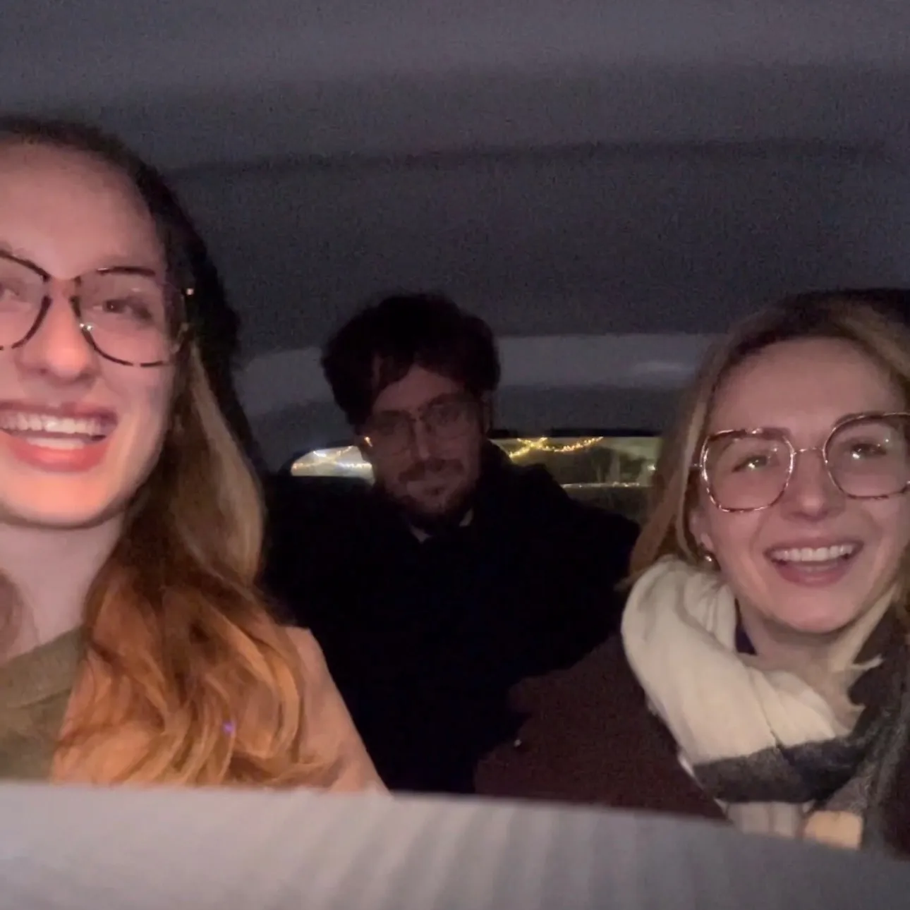 Je suis en voiture à l’arrière devant se trouvent les deux fondatrice de l’entreprise drive lady